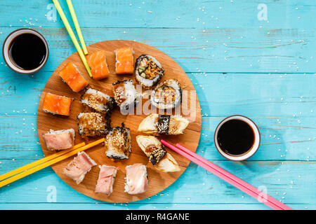 Sushi sur planche de bois rond Banque D'Images