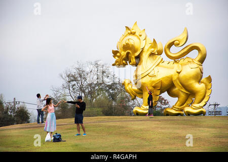 Singha Gold statue sur la colline parlementaire pour les personnes travel visiter et prendre en photo au parc Singha ville Chiangrai en matinée le 21 février 2018 à Chiang Banque D'Images