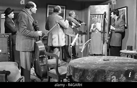Le LADYKILLERS 1955 Ealing Studios film avec Herbert Lom à gauche, Katy Johnson en porte et Peter Sellers à droite Banque D'Images
