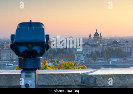 Pont des chaînes Széchenyi (Pont) et St Stephen's Basilica au lever du soleil, Budapest, Hongrie Banque D'Images