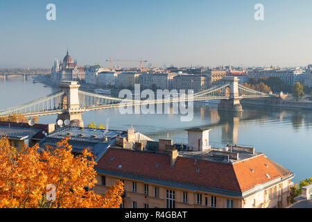 Pont des chaînes Széchenyi (Pont) et bâtiment du Parlement européen, Budapest, Hongrie Banque D'Images