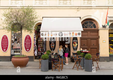 Café sur la rue Vaci, Budapest, Hongrie Banque D'Images