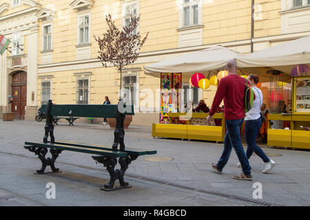 Les gens qui marchent le long de la rue Vaci, Budapest, Hongrie Banque D'Images