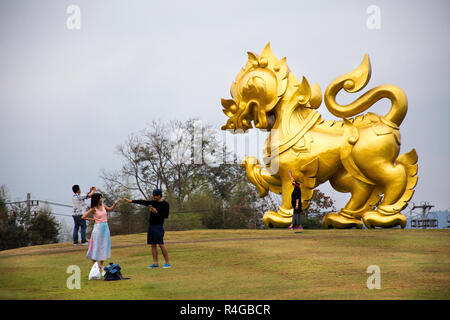 Singha Gold statue sur la colline parlementaire pour les personnes travel visiter et prendre en photo au parc Singha ville Chiangrai en matinée le 21 février 2018 à Chiang Banque D'Images