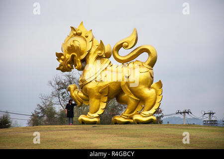 Singha Gold statue sur la colline parlementaire pour les personnes travel visiter et prendre en photo au parc Singha ville Chiangrai en matinée le 21 février 2018 à Chiang Banque D'Images