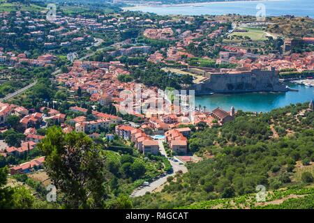 Collioure, maisons et remparts de la forteresse médiévale, Languedoc-Roussillon, France Banque D'Images