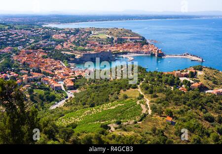 Collioure, maisons et remparts de la forteresse médiévale, Languedoc-Roussillon, France Banque D'Images