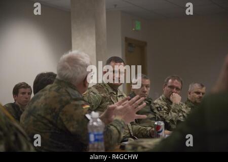 Le brigadier de l'armée américaine. Le général William E. King IV, commandant de la 20e Commandement CBRNE, tient une conférence avec divers homologues multinationales à Satsop, Washington, 2 mai 2017. Dragon Fire est un exercice bilatéral entre le 48e d'armes chimiques, biologiques, radiologiques et nucléaires (CBRN) brigade et le commandement de la défense CBRN Bundswehr allemand. Il sert également le point culminant de l'événement de formation et de l'exercice de validation pour le 22e Bataillon CBRN. Banque D'Images