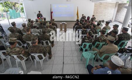 Les membres du service américain des Philippines et de l'assister à la cérémonie d'opérations civilo-militaire de l'équipe d'experts au cours de Balikatan 2017 au Camp Lapulapu, Cebu, le 1 mai 2017. L'accroissement de l'interopérabilité entre l'armée américaine et les Forces armées des Philippines de préparation permettra d'améliorer l'aide humanitaire et secours en cas de capacités. Balikatan est un américain annuel-exercice militaire bilatérale des Philippines a porté sur une grande variété de missions, y compris l'assistance humanitaire et les secours en cas de catastrophe, le contre-terrorisme et autres opérations militaires conjointes. Banque D'Images