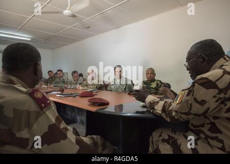 Le général tchadien Beure Mbaidonadji MEDRETE 17-3 traite de l'équipe au cours de la cérémonie d'ouverture tenue à l'Hôpital d'enseignement militaire à N'Djamena, Tchad, le 2 mai. L'exercice comprend les participants du gouvernement tchadien, l'Afrique de l'armée américaine, et le 3ème commandement médical assistance au déploiement à Forest Park, GA, c'est le troisième d'une série d'exercices de formation de préparation médicale qu'USARAF est prévue pour faciliter dans divers pays d'Afrique. L'exercice mutuellement avantageux offre des possibilités pour les militaires en partenariat afin de partager les meilleures pratiques et d'améliorer les processus de traitement médical. Banque D'Images