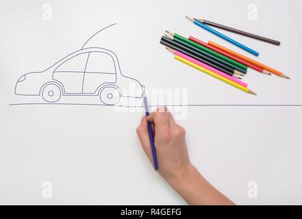 Voiture peinte à la main sur la route à l'aide de crayons Banque D'Images