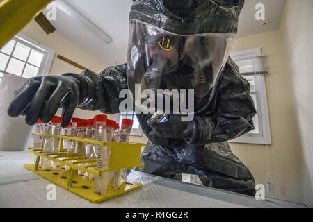 Membre de l'équipe d'enquête de l'armée américaine le s.. Nicky Lam, 21 armes de Destruction-Civil Support Team, New Jersey, inspecte la Garde nationale à une simulation de flacons de scène du crime lors d'un exercice d'entraînement à Fort Hancock et Sandy Hook Proving Ground National Historic Landmark, Sandy Hook, N.J., 25 septembre 2018. Le 21e ADM-CST appuyer les autorités civiles lors de désastres naturels ou causés par l'homme en identifiant les substances chimiques, biologiques, radiologiques et nucléaires, ainsi que d'évaluer les conséquences, des conseils sur les mesures de riposte, et d'aider à demander les forces de suivi. La Garde nationale (New Jersey Banque D'Images