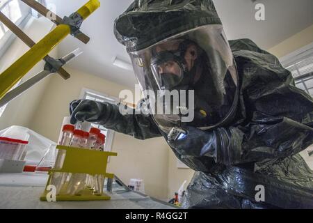 Membre de l'équipe d'enquête de l'armée américaine le s.. Nicky Lam, 21 armes de Destruction-Civil Support Team, New Jersey, inspecte la Garde nationale à une simulation de flacons de scène du crime lors d'un exercice d'entraînement à Fort Hancock et Sandy Hook Proving Ground National Historic Landmark, Sandy Hook, N.J., 25 septembre 2018. Le 21e ADM-CST appuyer les autorités civiles lors de désastres naturels ou causés par l'homme en identifiant les substances chimiques, biologiques, radiologiques et nucléaires, ainsi que d'évaluer les conséquences, des conseils sur les mesures de riposte, et d'aider à demander les forces de suivi. La Garde nationale (New Jersey Banque D'Images