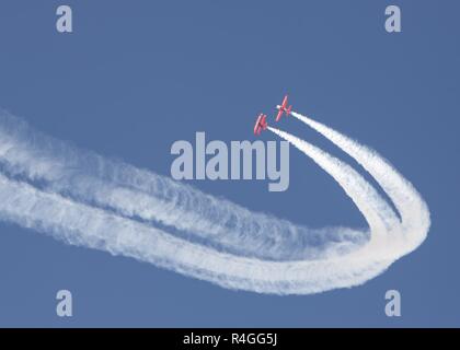 Sean D. Tucker et Johnny De Gennaro effectuer au cours de l'acrobatie ariel Marine Corps Air Station Miramar Air Show, le 28 septembre, à San Diego, Californie cette année, l'air show rend hommage à '100 ans de femmes dans le Corps des marines en présentant plusieurs spectacles et une exposition mettant en évidence les réalisations et les jalons femmes réalisés depuis la première femme enlistee Laspo peut, Johnson, qui a rejoint le service en 1918. Banque D'Images