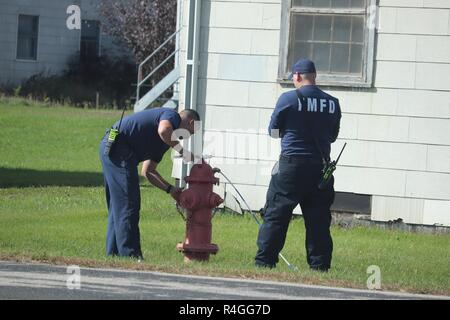 Les pompiers avec la Direction des services d'urgence Pompiers rincer un incendie sur la zone de cantonnement, le 26 septembre 2018, à Fort McCoy, Wisconsin Le poteau le rinçage est complété chaque année par le personnel pour s'assurer que tous les poteaux incendie fonctionnent correctement et pour vérifier la pression dans le système. Plusieurs pompiers a terminé le travail. Banque D'Images
