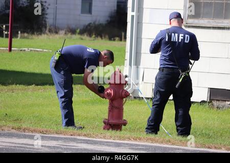 Les pompiers avec la Direction des services d'urgence Pompiers rincer un incendie sur la zone de cantonnement, le 26 septembre 2018, à Fort McCoy, Wisconsin Le poteau le rinçage est complété chaque année par le personnel pour s'assurer que tous les poteaux incendie fonctionnent correctement et pour vérifier la pression dans le système. Plusieurs pompiers a terminé le travail. Banque D'Images