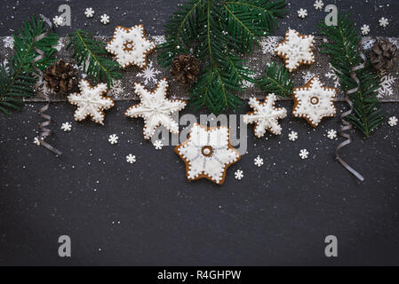 Gingerbread snowflakes de pâte de sucre glace Banque D'Images