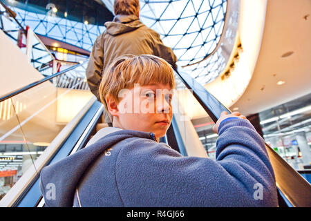 Le déménagement de l'enfant a l'air sûr de lui et escalier smiles Banque D'Images