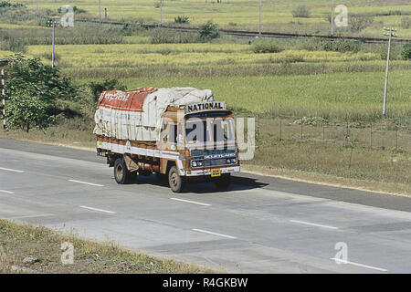 Chariot en mouvement sur Mumbai Pune Expressway, Pune, Pune, Maharashtra, Inde, Asie Banque D'Images