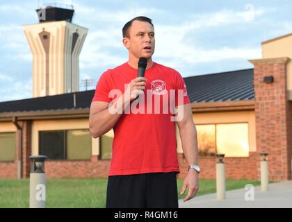 Le Lieutenant-colonel de l'US Air Force Mark Yarian, 39e Escadron de transport aérien, le commandant s'adresse aux membres de l'escadron avant l'TORQE memorial 62 fonctionner à Dyess Air Force Base, Texas, le 2 octobre 2018. Un C-130J Super Hercules, indicatif d'TORQE 62, s'est écrasé peu après le décollage en Afghanistan le 2 octobre 2015. Les aviateurs du 39e comme ayant perdu la vie étaient le capitaine Jordan Pierson, le Capitaine Jonathan "JJ", Or Le s.. Ryan Hammond et Senior Airman Quinn. Johnson-Harris Banque D'Images