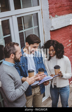 Collègues multiethnique parle de travail et le café Banque D'Images