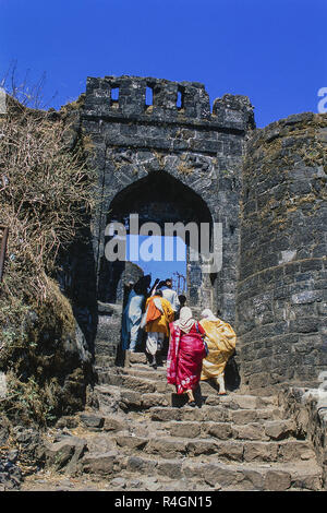 Entrée de Sinhagad Fort ruiné, touristes, Pune, Maharashtra, Inde, Asie Banque D'Images