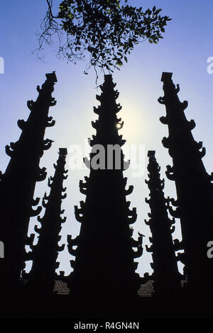 La silhouette de lampadaires à Mahalaxmi Temple, Mumbai, Maharashtra, Inde, Asie Banque D'Images