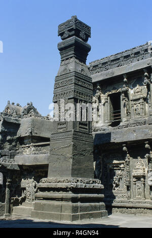 Dhwaja Stambha sculpté à l'extérieur de temple Kailasa, Ellora, Aurangabad, Maharashtra, Inde, Asie Banque D'Images