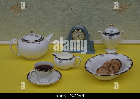 Pale blue Wedgwood Jasperware, regarder, avec plaque de décharge appliqué de l'argile blanche, à côté d'une tasse et soucoupe anglais, théière, pot à crème, sucre et bol Banque D'Images