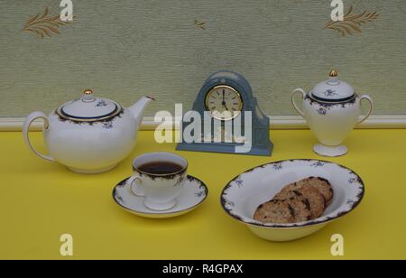 Pale blue Wedgwood Jasperware, regarder, avec plaque de décharge appliqué de l'argile blanche, à côté d'une tasse et soucoupe anglais, théière, sucrier et un gâteau arc Banque D'Images