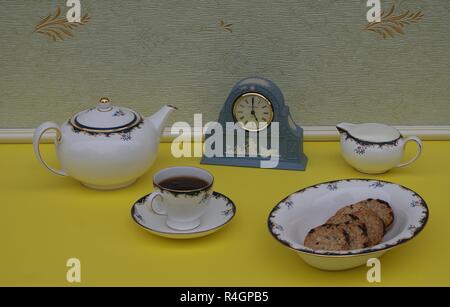 Pale blue Wedgwood Jasperware, regarder, avec plaque de décharge appliqué de l'argile blanche, à côté d'une tasse et soucoupe anglais, théière, pot à crème, sucre et bol Banque D'Images