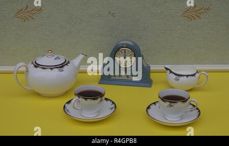 Pale blue Wedgwood Jasperware, regarder, avec plaque de décharge appliqué de l'argile blanche, à côté de l'anglais les tasses et soucoupes, théière et pot à crème Banque D'Images