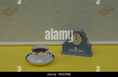 Pale blue Wedgwood Jasperware, regarder, avec plaque de décharge appliqué de l'argile blanche, à côté d'une tasse et soucoupe en anglais Banque D'Images