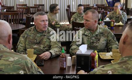 Commandant de la Garde nationale de Californie, le général Lawrence A. Haskins a un déjeuner avec le Colonel Jason E. Briggs, commandant de la 224e Brigade, soutien au King Hall de la salle à manger au cours de Warfighter 19-1 au Camp Atterbury, Indiana, le 3 octobre 2018. Haskins a visité la 224e SB pour avoir une idée de comment les soldats se sentent dans l'exercice de leur métier dans un environnement d'exercice pour les soldats. Banque D'Images