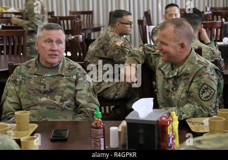 Commandant de la Garde nationale de Californie, le général Lawrence A. Haskins a un déjeuner avec le Colonel Jason E. Briggs, commandant de la 224e Brigade, soutien au King Hall de la salle à manger au cours de Warfighter 19-1 au Camp Atterbury, Indiana, le 3 octobre 2018. Haskins a visité la 224e SB pour avoir une idée de comment les soldats se sentent dans l'exercice de leur métier dans un environnement d'exercice pour les soldats. Banque D'Images