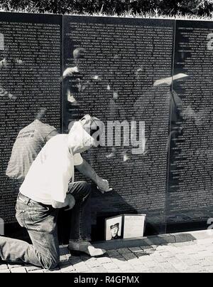 William "Wild Bill" Moyer points à son camarade de lycée, le nom de Thomas Newstead, à la guerre du Vietnam Memorial à Washington D.C., le 26 septembre 2018. Newstead a été tué en action. Moyer a pris le temps de se souvenir de son ami et a affiché une photo de Thomas signé par l'ensemble de sa promotion. Moyer a été visiter D.C. en tant qu'invité d'honneur Mid-Michigan # 10 Vol. La Garde Nationale (Michigan) Banque D'Images