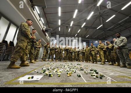 Les aviateurs américains affectés à la 435ème Groupe d'intervention d'urgence écouter une brève mission d'exercice Sabre Junction, sur la base aérienne de Ramstein, Allemagne, 25 septembre 2018. Certains aviateurs devraient appuyer une jonction sabre dans Hohenfels, l'Allemagne, tandis que le reste sera conduite formation auxiliaire sur Ramstein. Banque D'Images