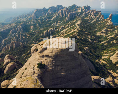 Montserrat, en Catalogne, Espagne. Vue de dessus de colline Grotte Santa Cova de Montserrat ou Cangas de Montserrat en journée d'été. Banque D'Images