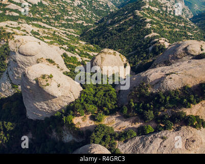 Montserrat, en Catalogne, Espagne. Vue de dessus de colline Grotte Santa Cova de Montserrat ou Cangas de Montserrat en journée d'été. Banque D'Images