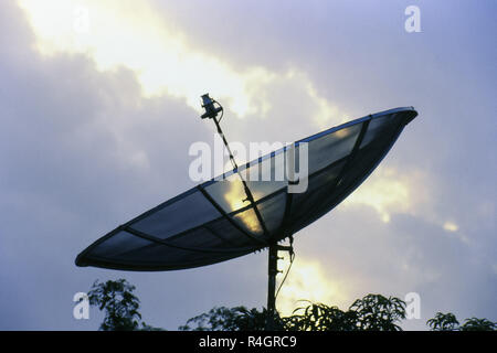 Antenne parabolique satellite, Dahanu, Maharashtra, Inde, Asie Banque D'Images