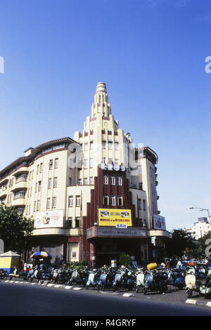 Vue extérieure du cinéma Eros, Churchgate, Mumbai, Inde, Asie, cinéma indien de style art déco situé dans le bâtiment Cambata Banque D'Images