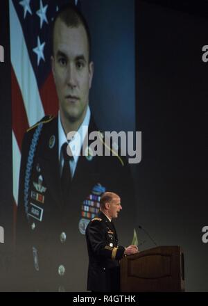 Le général de l'ARMÉE AMÉRICAINE Stephen R. Lyons, United States Transportation Command commandant, prend la parole lors du colloque de l'Association de transport aérien/Tanker à Grapevine, au Texas, le 26 octobre 2018. Lyon a parlé du héros de l'armée, qui a ouvert la voie de service actuel sur les voyages des membres pendant qu'ils continuent ces legs. "Nos gens : Soldats, marins, aviateurs, marines et gardes côte, sont incroyablement spécial, a déclaré Lyon. "Pour avoir une idée de l'spécial, juste lire tout de la médaille d'honneur de citations. Lyons a ensuite montré un vidéo de 60 minutes de l'armée américaine d'entrevue Le s.. Salvatore Giunta, la première li Banque D'Images