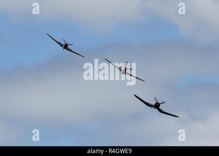 Un F4U-4 Corsair, P-51 Mustang et P-40 Warhawk effectuer au cours de la Garde nationale de Caroline du Sud et la masse de l'air Expo à McEntire Joint National Guard Base, S.C., le 5 mai 2017. Cette expo est une démonstration des capacités de la Garde nationale de Caroline du Sud, aviateurs et soldats en disant merci pour le soutien des collègues sud Carolinians et la communauté environnante. Banque D'Images