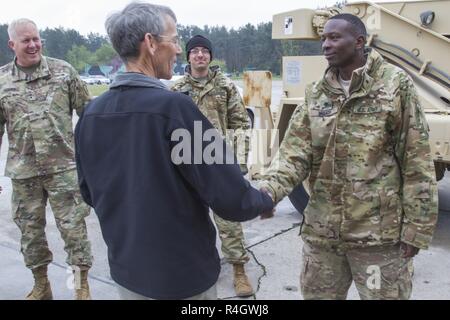 L'Honorable M. Robert M. Speer, secrétaire par intérim de l'armée, les récompenses de la CPS. Samson Ngugi, un aéronef pneudraulics réparateur avec 1-501er Bataillon de Reconnaissance, d'attaque, la Force opérationnelle FAUCON, 10e Brigade d'aviation de combat, reçoit un défi de monnaie à Powidz Air Base, Pologne, le 6 mai. Speer a pris le temps de son horaire chargé de reconnaître les soldats dont le travail a été indispensable au succès de la résolution de l'Atlantique. Banque D'Images