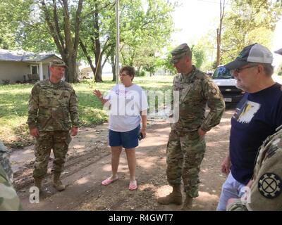 Le Colonel Anthony Adrian, le directeur des plans, des opérations et de la formation pour la garde nationale armée du Missouri, a visité les zones où les gardes ont été les autorités civiles au cours de la dernière semaine du 6 mai. Banque D'Images