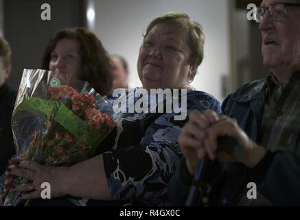 Valerie Morris, mère de l'Adjudant-chef 3 Kenneth Morris de Mahomet, l'Illinois, est titulaire d'flowers présentées par son fils dans le cadre de la cérémonie de la retraite le 6 mai 2017 au Musée militaire de l'Etat de l'Illinois à Springfield, Illinois. Morris a pris sa retraite de la Garde nationale de l'Illinois avec plus de 30 ans de service, y compris un tour de combat en Afghanistan de 2008 à 2009 avec la Garde nationale de l'Illinois à la 33e Brigade d'infanterie de l'équipe de combat. Banque D'Images