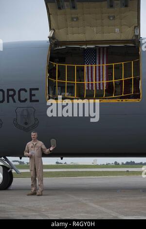 Le Lieutenant-colonel de l'US Air Force Timothy Mach, 22e Escadron expéditionnaire de ravitaillement en vol, le commandant parle pendant un service commémoratif en l'honneur du shell de l'équipage tombé 77 3 mai 2017, à la base aérienne d'Incirlik, en Turquie. Le drapeau américain dans l'US Air Force le KC-135 Stratotanker a d'abord piloté en l'honneur de l'équipage le 4 mai 2013, le jour après l'incident. Banque D'Images