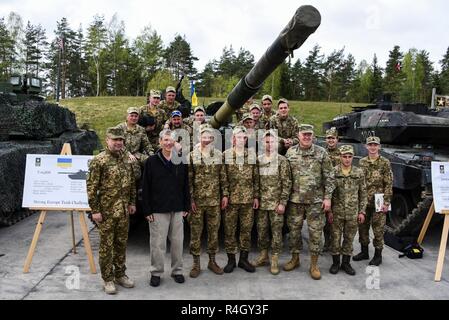 Secrétaire de l'Armée de Robert M. Speer (deuxième à gauche) prend une photo avec les soldats de l'Ukraine, à la cérémonie d'ouverture de l'Europe forte Défi du réservoir (CEEC) à la zone d'entraînement Grafenwoehr, Allemagne, Mai 07, 2017. La Commission nationale de l'économie est organisée conjointement par l'Europe de l'armée américaine et l'armée allemande, 12 mai 2017. Le concours est conçu pour projeter une présence dynamique, favoriser le partenariat militaire, de promouvoir l'interopérabilité, et fournit un environnement de partage de tactiques, techniques et procédures. Six pelotons de l'OTAN et les pays partenaires sont dans la compétition. Banque D'Images