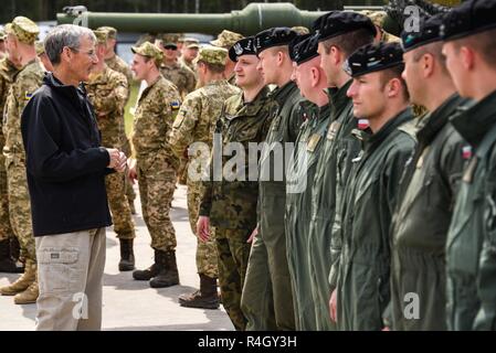Secrétaire de l'Armée de Robert M. Speer (gauche) parle aux soldats de la Pologne lors de la cérémonie d'ouverture de l'Europe forte Défi du réservoir (CEEC) à la zone d'entraînement Grafenwoehr, Allemagne, Mai 07, 2017. La Commission nationale de l'économie est organisée conjointement par l'Europe de l'armée américaine et l'armée allemande, 12 mai 2017. Le concours est conçu pour projeter une présence dynamique, favoriser le partenariat militaire, de promouvoir l'interopérabilité, et fournit un environnement de partage de tactiques, techniques et procédures. Six pelotons de l'OTAN et les pays partenaires sont dans la compétition. Banque D'Images