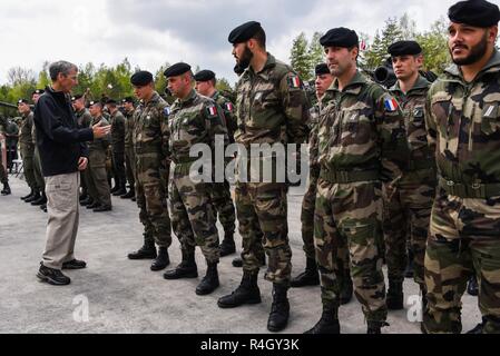 Secrétaire de l'Armée de Robert M. Speer (à gauche) s'entretient avec des soldats français lors de la cérémonie d'ouverture de l'Europe forte Défi du réservoir (CEEC) à la zone d'entraînement Grafenwoehr, Allemagne, Mai 07, 2017. La Commission nationale de l'économie est organisée conjointement par l'Europe de l'armée américaine et l'armée allemande, 12 mai 2017. Le concours est conçu pour projeter une présence dynamique, favoriser le partenariat militaire, de promouvoir l'interopérabilité, et fournit un environnement de partage de tactiques, techniques et procédures. Six pelotons de l'OTAN et les pays partenaires sont dans la compétition. Banque D'Images